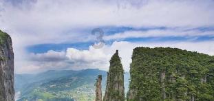 崂山团区委志愿服务队深入开展“人人动手美化家园、干干净净欢度春节”活动，不断提升城区环境品质